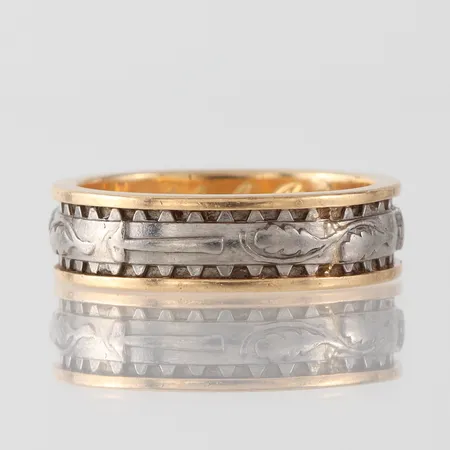 Ring med gravyr, extrabit medföljer, storlek 18 mm, bredd 5.8 mm, 18k. Vikt: 8,8 g