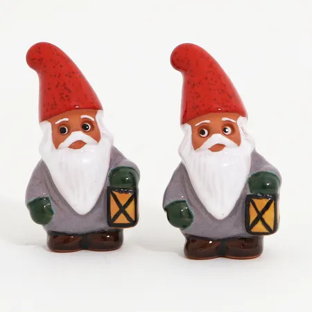 Två tomtar i keramik designade av Rolf Berg Torshälla Sverige, höjd 9cm, etikettmärkta