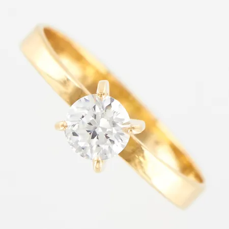 Ring med vit sten, stl 17, bredd framtill ca 5mm, 18K Vikt: 0,6 g