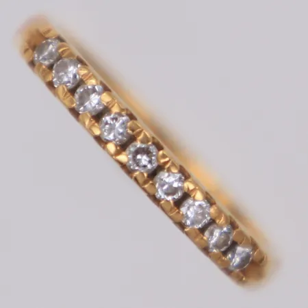 Ring med 9 diamanter 0,18ctv enligt gravyr, stl 15½, bredd: 2,3mm, gravyr, 18K Vikt: 2 g