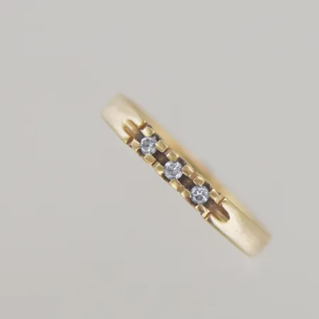 Ring med 3 diamanter tot 0,06CT, Ø 17 mm, graverad, 18K Vikt: 2,3 g