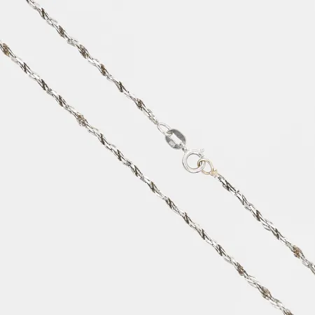 Kedja, tvinnad, längd ca 42mm, bredd 1 mm, 14K vitguld Vikt: 2 g