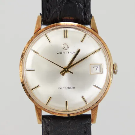Herrur Certina Certidate, 18K, manuell, Ø34mm, datum, serienummer: 5310 034/620574, namngravyr, läderband ej original, repigt glas, extraspänne, Bruttovikt: 33,9g.