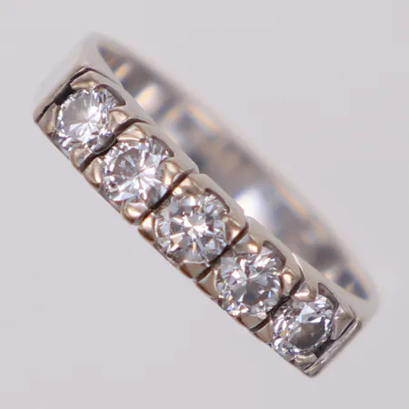 Ring med 5 briljantslipade diamanter, 0,75ctv enligt gravyr, ca Wesselton / VS, stl17½, bredd: 4mm, Schalin vitguld, 18K Vikt: 5,3 g