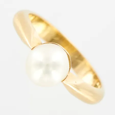 Ring med odlad pärla, stl 17½,  pärla Ø7,5mm, gravyr, 18K Vikt: 5,4 g