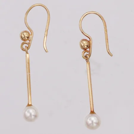 Ett par örhängen, odlade saltvattenpärlor, längd ca33mm, bredd 4,8mm, 18K  Vikt: 1,2 g