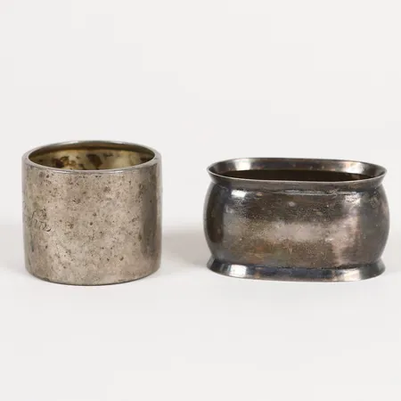 Två servettringar, olika modeller, längd: 4-5,5cm, höjd: 3-,5cm, gravyr, slitage, silver.  Vikt: 56,3 g
