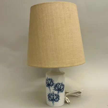 Bordslampa, höjd 45,5cm inklusive skärm, Kai Lange för Fog & Mørup Royal Copenhagen, modell: E7140, vit bas med motiv av tistlar i blått, porslin, ej funktionstestad Skickas med postpaket.