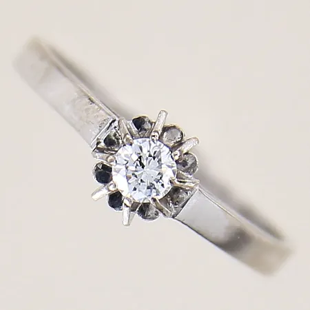 Ring med en briljantslipad diamant ca 0,14ct, stl 17¼, bredd 1,9-5,6mm, repig, vitguld, ÖRN, 18K Vikt: 2,5 g