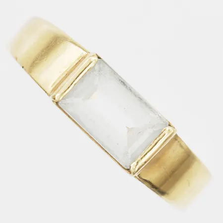 Ring med vit sten, stl: 17½, bredd: 2-5mm, 18K guld, bruttovikt: 3,9g.