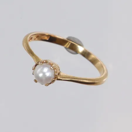 Ring med odlad pärla stl 18 bredd 1,5-5mm, Göteborg 1949 18K Vikt: 2,4 g