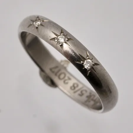 Ring i palladium, stl 15¾, bredd 3mm, 3st diamanter, 0,03ct enligt gravyt, personlig gravyr, Pd 500, tillverkad av Schalins, vikt 1,7g.