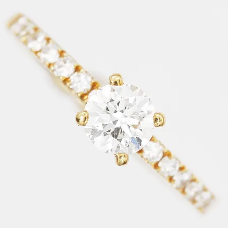 Ring med diamanter 1 x ca 0,50ct, 14 x ca 0,01ct, kvalitet ca W/VS, stl: 17½, bredd: 2-5mm, gravyr, 18K guld.  Vikt: 2,2 g