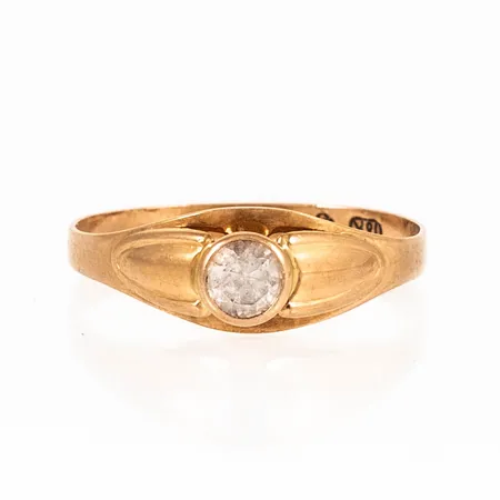 Ring i 18K guld med vit sten. Den är i storlek 16¾, är 1,8 - 6 mm bred och väger 0,9g. Stämplad 18K & kattfot. 