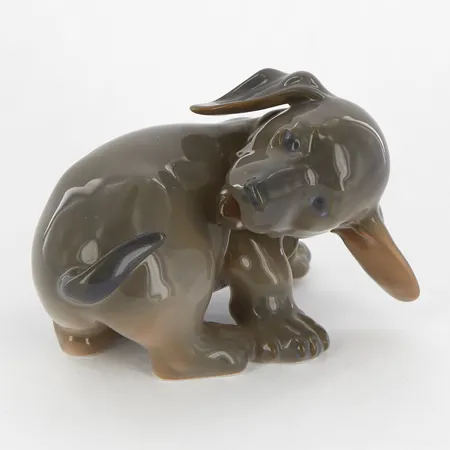 Figurin Hundvalp, Royal Copenhagen, nr 1238/1407, höjd 7cm, längd: ca 10cm