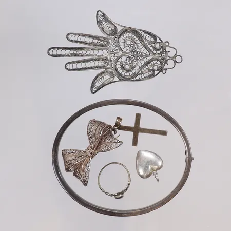 Diverse silver, delvis defekt, gravyr med sten, silver 830-925/1000 Vikt: 27,2 g