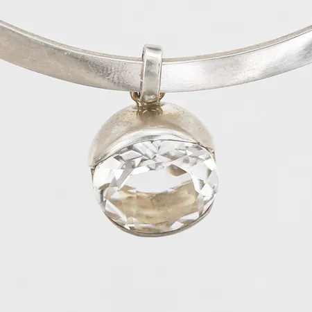 Collier, stelt med bergkristall ca 9,10ct, tillverkad av Hallberg Guldsmeds AB, Köping år 1975, silver, vikt: 28,6g Vikt: 28,6 g