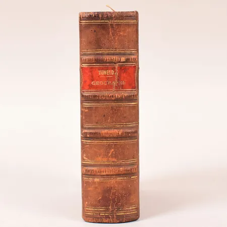 Bok, Geographie öfwer Sweriges rike. Femte uplagan, mycket tilökt och förbättrad. Eric Tuneld, tryckt på Carl Stolpes förlag år 1773, ej genomgången Skickas med paket.