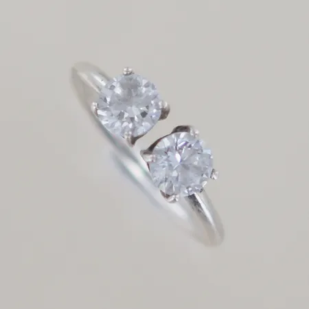 Ring med stenar, Ø 18½ mm, silver 925/1000 Vikt: 2,7 g