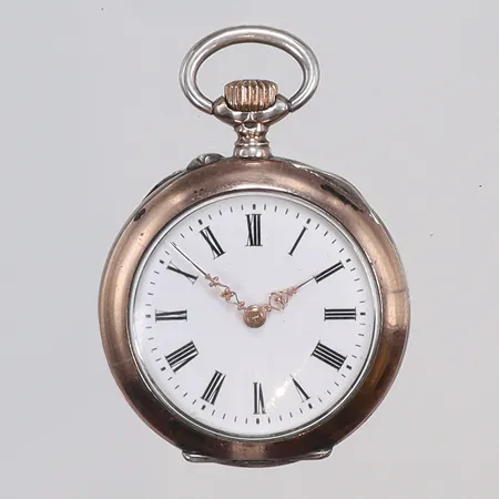 Fickur s.k. "mormorsur" Ø32mm, "Victoria" boett nr 9424-47, manuell uppdragning, ställknapp, omkring år 1900, baksida med dekor av ängel, silver 800/1000 