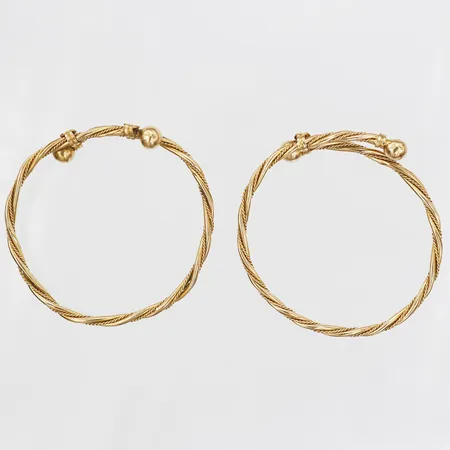2st Barnarmband, reglerbar storlek, Ø ca 5cm, bredd 3mm, skadade/del saknas, 18K guld Vikt: 14,6 g