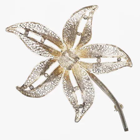 Brosch i form av en blomma, genombruten dekor, längd: 7cm, bredd: 52mm, bruksskick, silver.  Vikt: 8,6 g