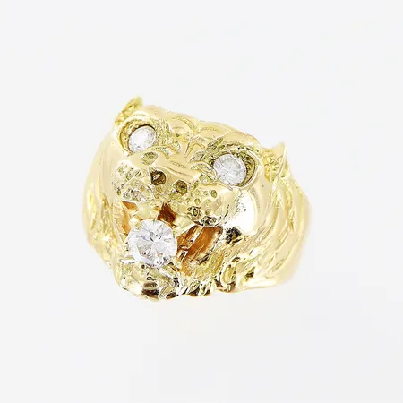 Ring, kattdjur med diamant i munnen ca 0,35ct, stenar i ögonen, stl 19, bredd 4,5-18mm, något skev skena, 18K. Vikt: 10,8 g