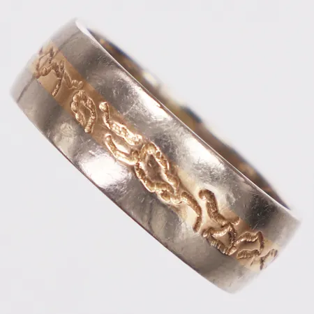 Ring, tvåfärgad, mönsterdekor, stl 17¾, bredd 6,6mm, 18K Vikt: 7,6 g