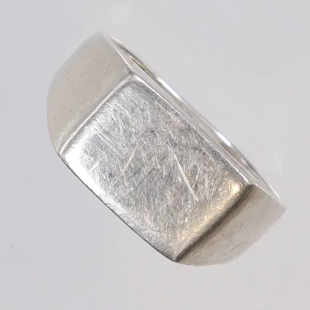 Klackring stl 19 bredd 3-9mm, skev i skenan, GHA silver 925/1000 Vikt: 3,8 g