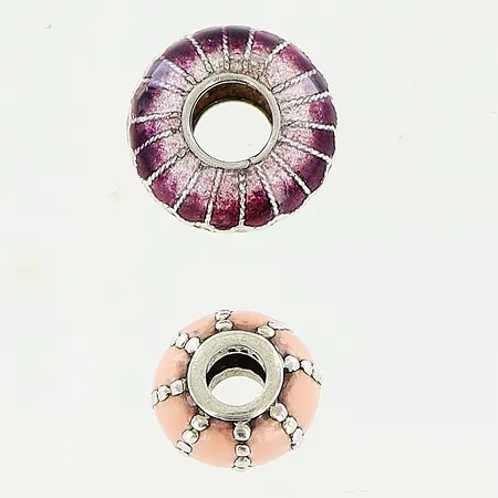 Berlock 1st 11,5mm, 1st 9mm, emalj, (för ormlänk Ø ca 3mm), omärkta, silver. Vikt: 3,1 g