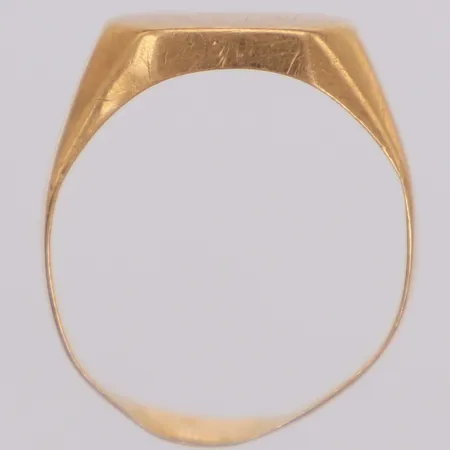 Klackring, stl 17½, bredd 9mm, monogram, skev, 18K Vikt: 2,3 g