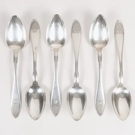 Sex matskedar, modell Svensk Spetsig, Aktiebolaget Bernhard Hertz, Stockholm år 1913, längd: 225 mm, gravyr av vapensköldar, silver.  Vikt: 380,9 g