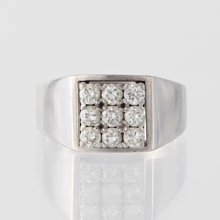 Ring vitguld med 9 st diamanter på totalt 0.72 ct enligt inskription, K&EC Göteborg, storlek 18 ½ mm, bredd 4.6-10.2 mm, 18k. Vikt: 7,8 g