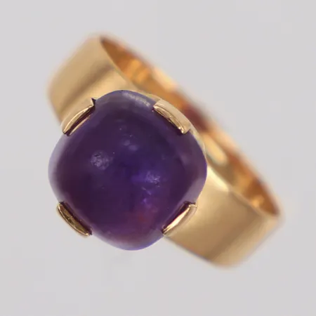Ring med troligen ametist, stl 17¼, bredd 4,8-11,1mm, M.K:S Guldsmedsatelier Ab, år 1964, ytrepor på sten, 18K Vikt: 5,3 g