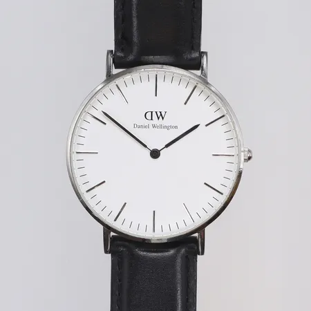 Herrur Daniel Wellington Ø36mm, quartz, läderband med slitage, glas med liten repa 