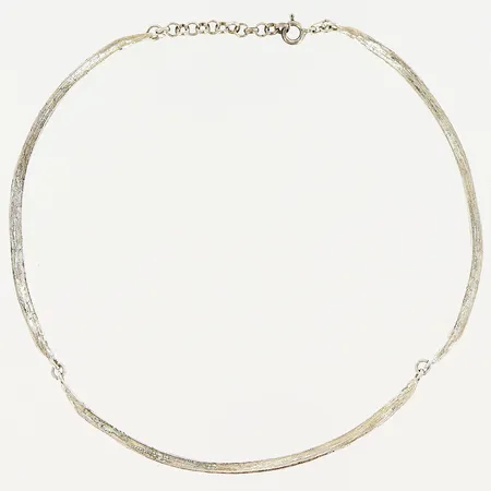 Collier halvstelt, 37cm, bredd 5mm, silver 925/1000. Vikt: 20,3 g