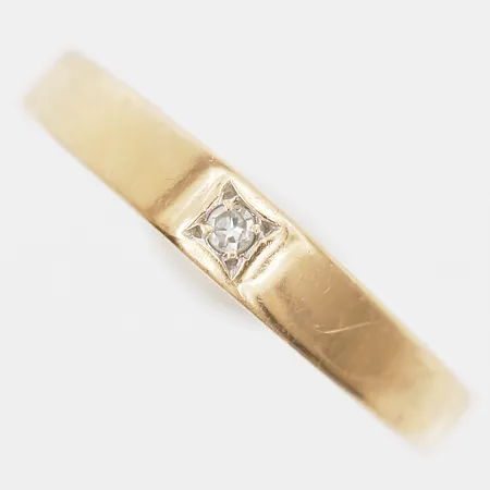 Ring med diamant 1 x ca 0,005ct, stl: 16, bredd: 2-3mm, 18K guld.  Vikt: 1,7 g