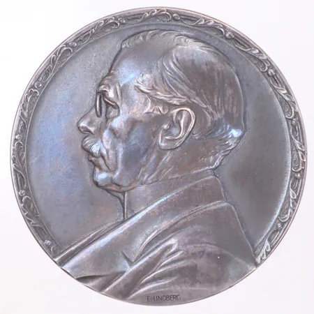 Förtjänstmedalj, Stockholms Enskilda Bank, "till Marcus Wallenberg bankens vice verkst direktör 1892-1911 dess verkställande direktör 1911-1920", signerad E.Lindberg 1928, etui, silver  Vikt: 110 g