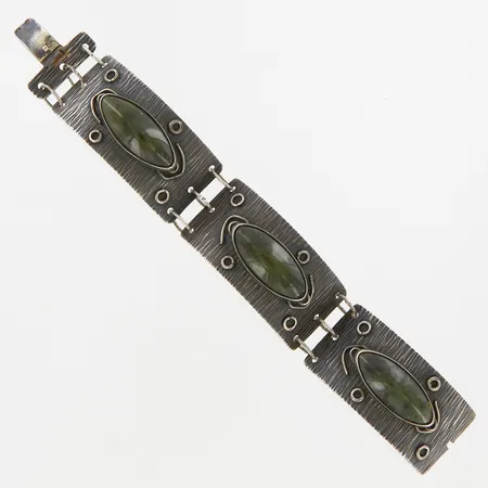 Armband med gröna stenar, ca 16cm, bredd ca 24mm, ostämplat, troligen silver Vikt: 44,5 g
