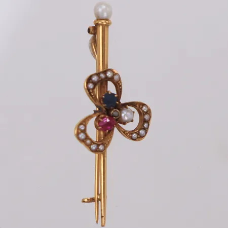 Brosch med fröpärlor samt blå och rosa safir, 42x17mm, nål med bucklor, 18K Vikt: 3,6 g
