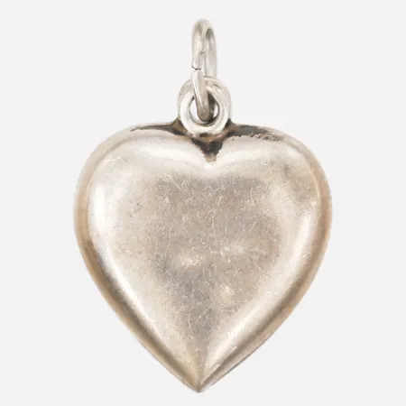 Hänge i form av ett hjärta, ihåligt, höjd inkl. ögla: 21mm, bredd: 14mm, bruksslitage, bucklig, 925/1000 silver.  Vikt: 1,2 g