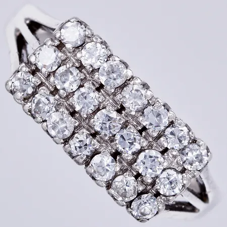 Ring med vita stenar, stl: 17½, bredd: ca 1-7mm, 925/1000, silver Vikt: 3,1 g