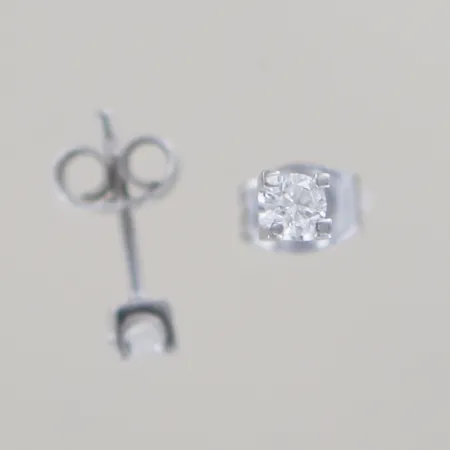 Ett par örhängen med diamanter 2x 0,10ct , bredd 3,4 mm, 18K Vikt: 1,3 g