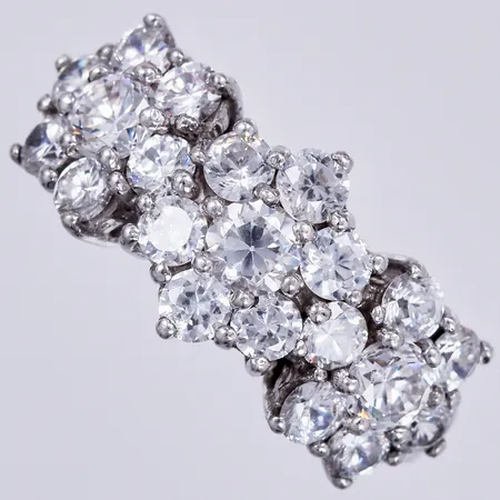 Ring med vita stenar, stl: 16¾, bredd: ca 3-10mm, 925/1000, silver Vikt: 4,2 g