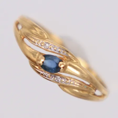 Ring med blå safir och åttkantslipad diamant, ca 0,01ctv, stl 16, bredd 5,6mm, Guldfynd, 18K Vikt: 1,3 g
