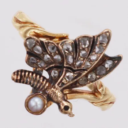 Ring, rosenstenar, odlad pärla, trollslända, stl 17½, bredd 1,7-16,8mm, Samuelsons år 1933, skev, 18K  Vikt: 4,3 g