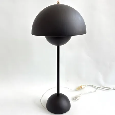 Bordslampa Verner Panthon, Flowerpot Table Lamp VP3, no: 2072951, Ø23cm, Höjd 50cm, matt svart,  Skickas med postpaket.