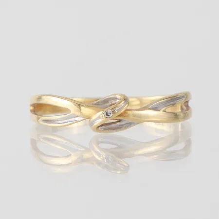 Ring med liten diamant, Guldfynd AB, storlek 19 mm, 18k. Vikt: 1,7 g