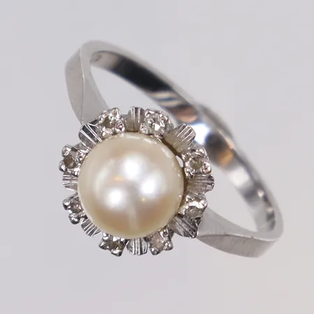 Ring i vitguld med odlad pärla samt diamanter 8xca0,01ct stl 16½, bredd 2-10mm,  HSG, 18K Vikt: 3 g