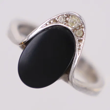 Ring med svart sten och vita stenar, stl 17, bredd 15mm, 835/1000 silver Vikt: 3,7 g